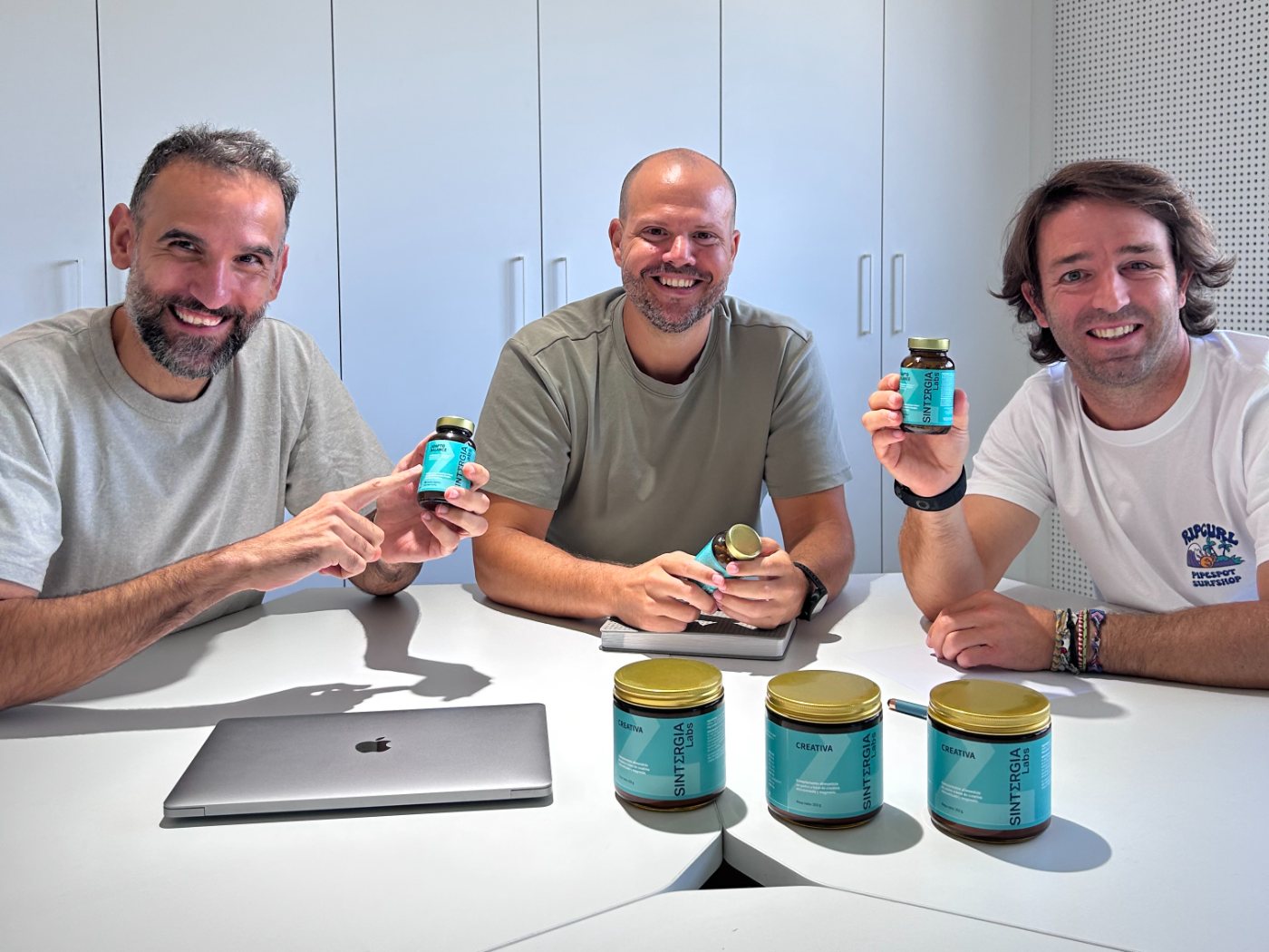 El equipo de Sintergia Labs con sus suplementos