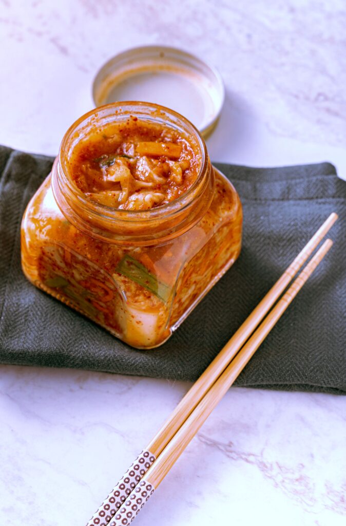 Tarro de kimchi uno de los fermentados probióticos