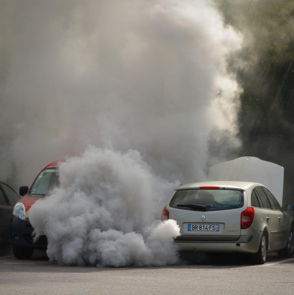 Coches echando humo