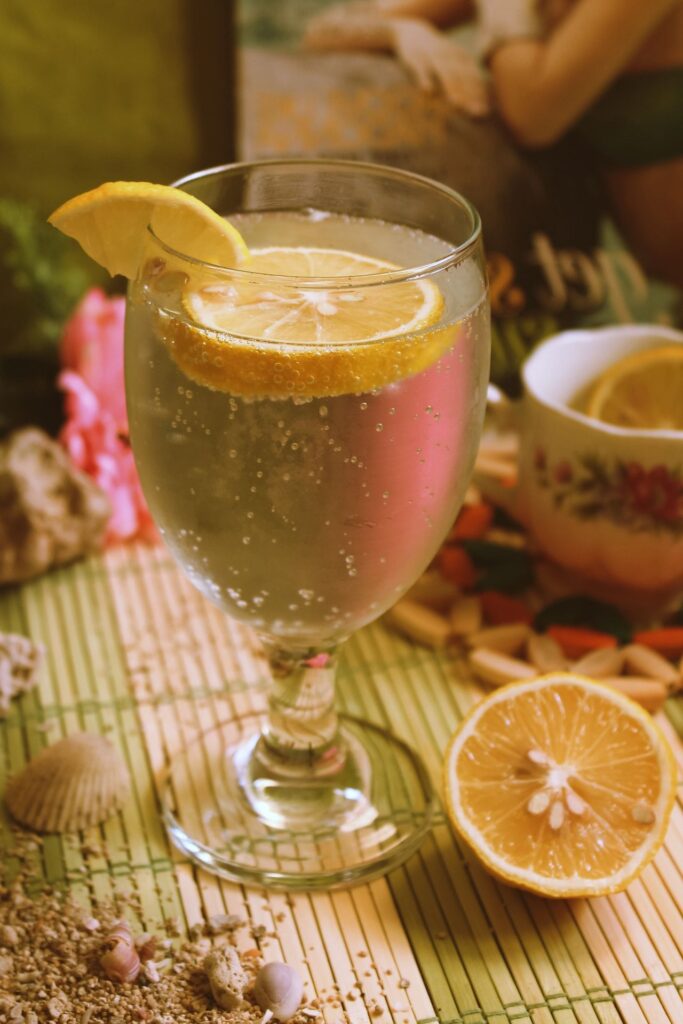 Copa de agua con limón y efecto rebote