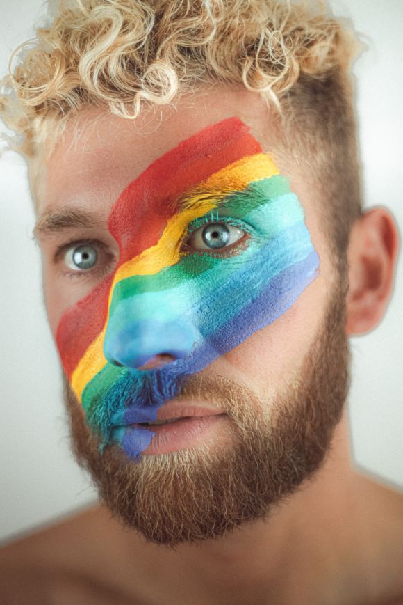Chico con cara pintada con motivos LGBTIQ+
