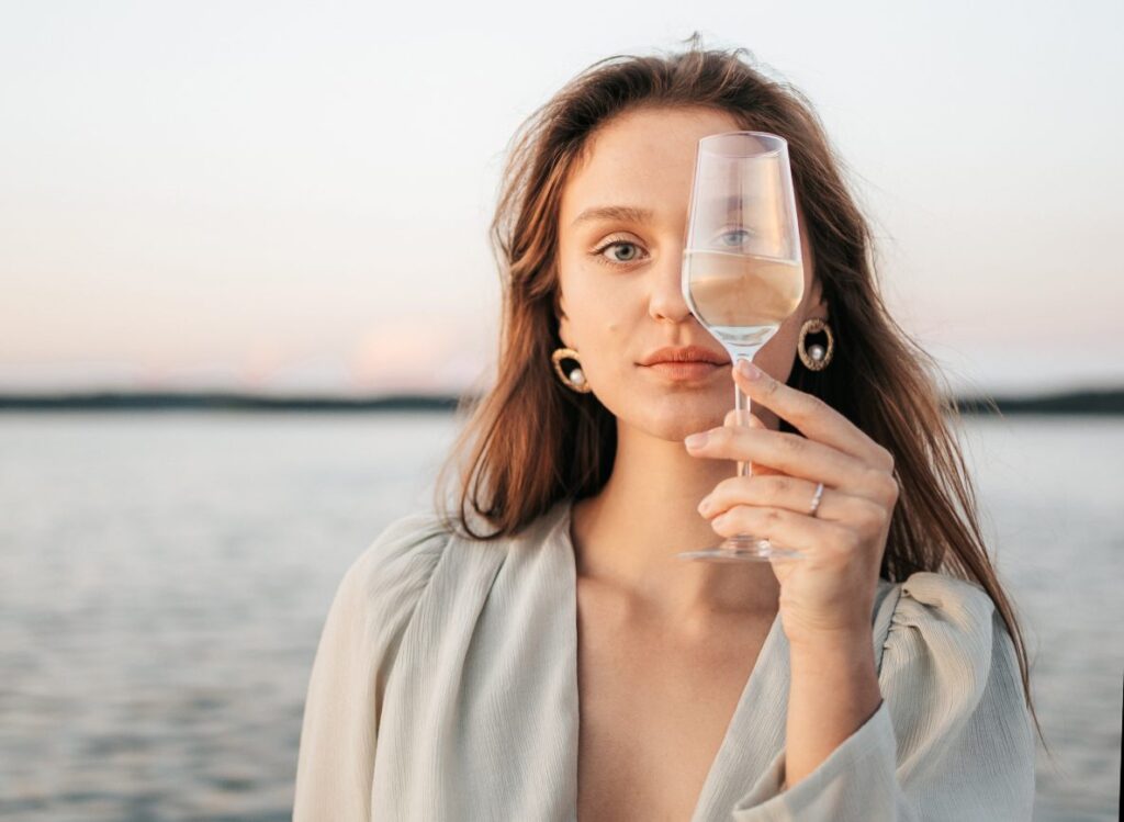 Chica con una copa de vino que puede afectar a su fertilidad