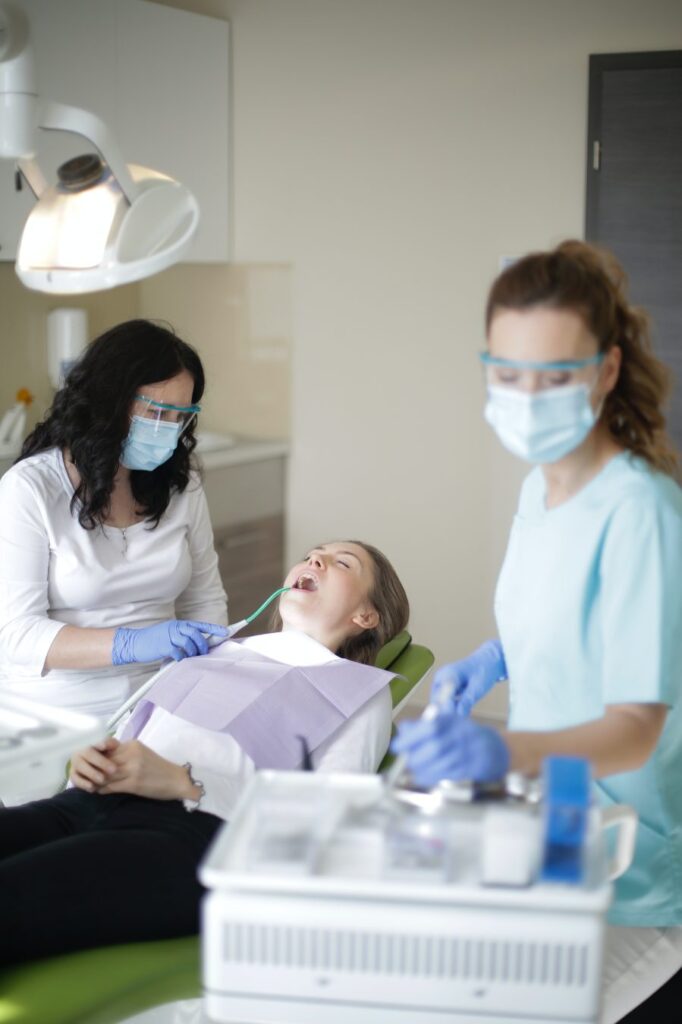 Consulta dental con 3 personas