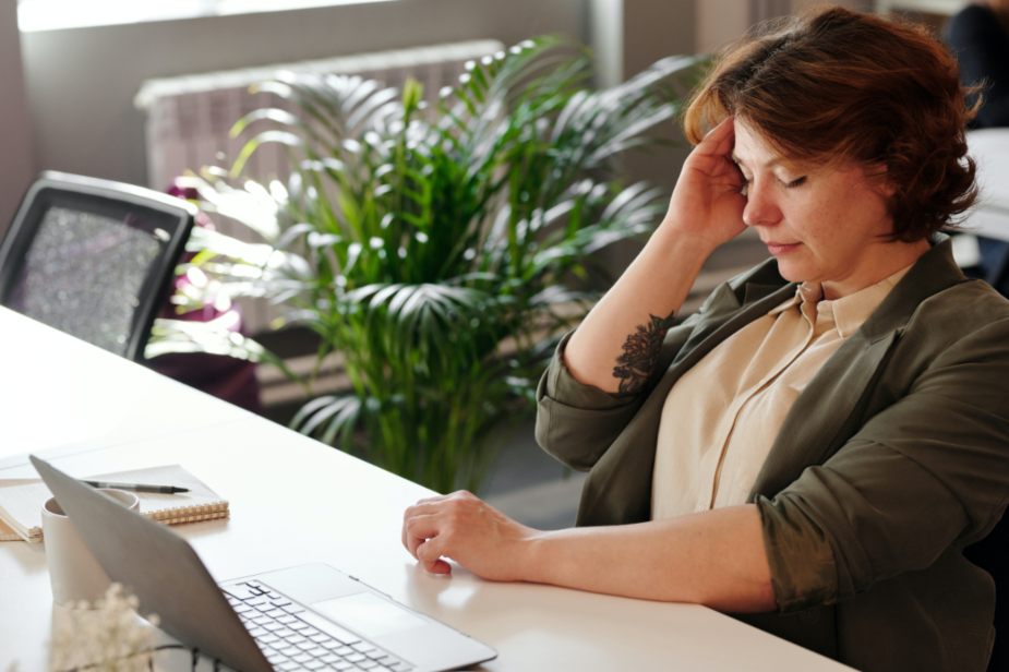 mujer con dolor de cabeza